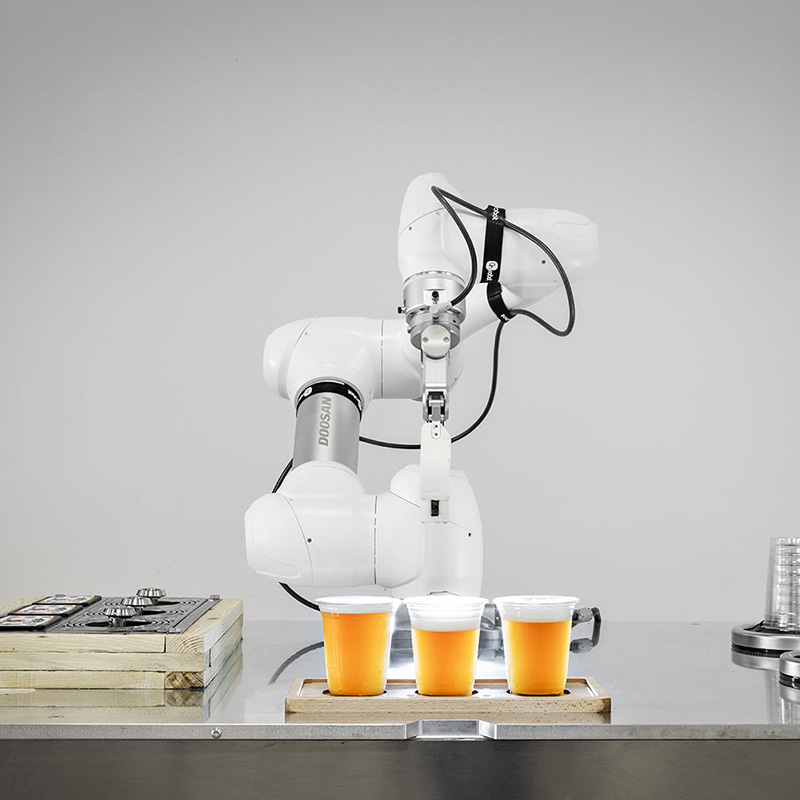 Robotica di servizio intensivo per la spillatura della birra: Buddy Beer